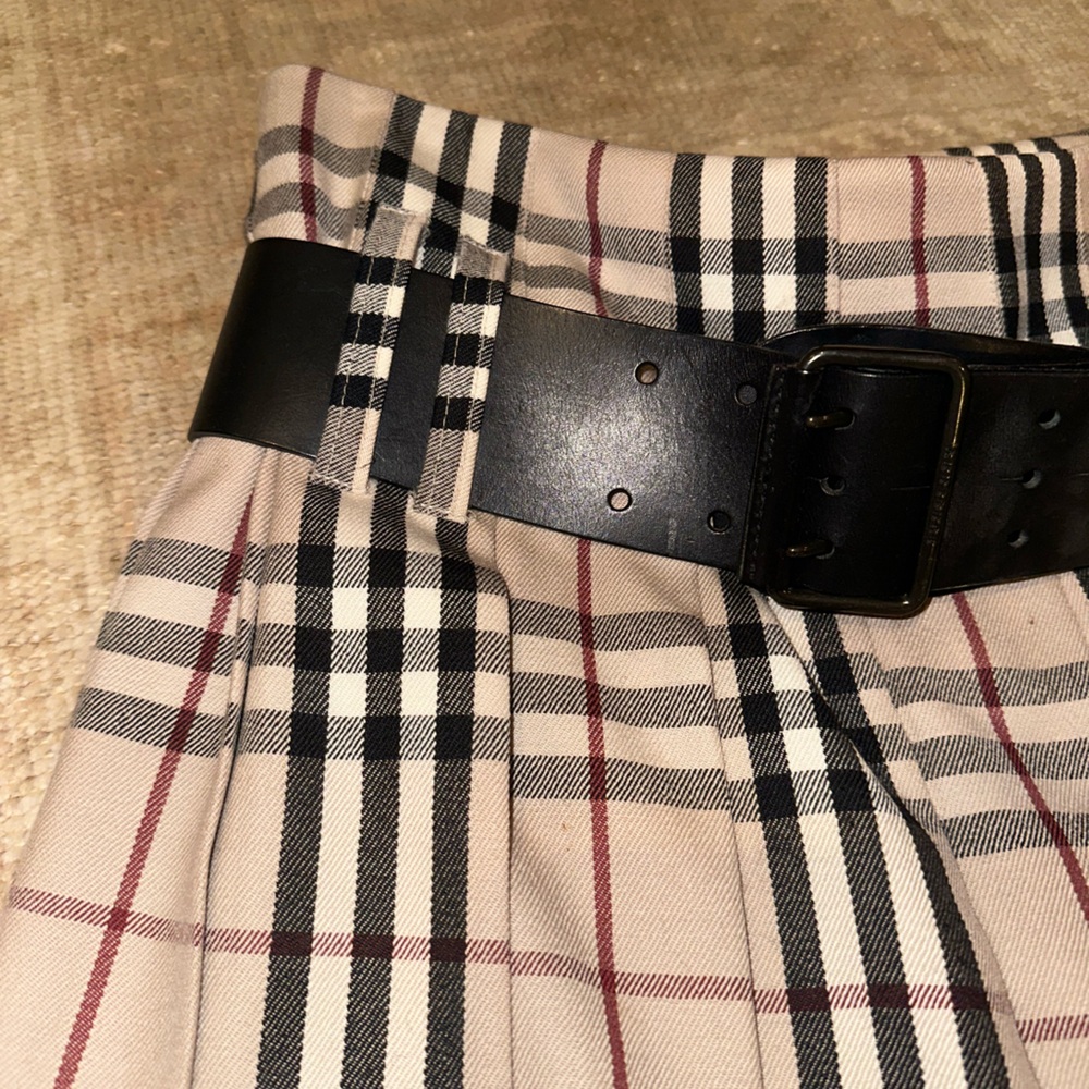Burberry authentic belted skirt! Size 4